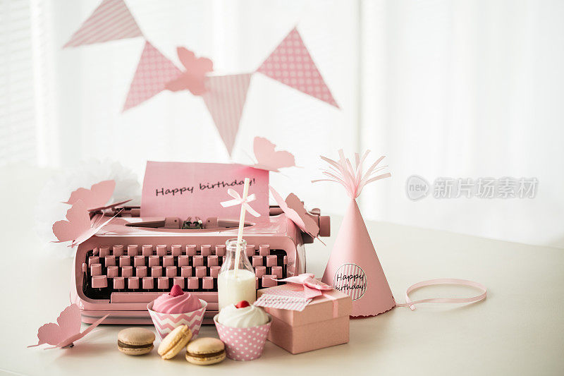 粉红色生日餐桌装饰