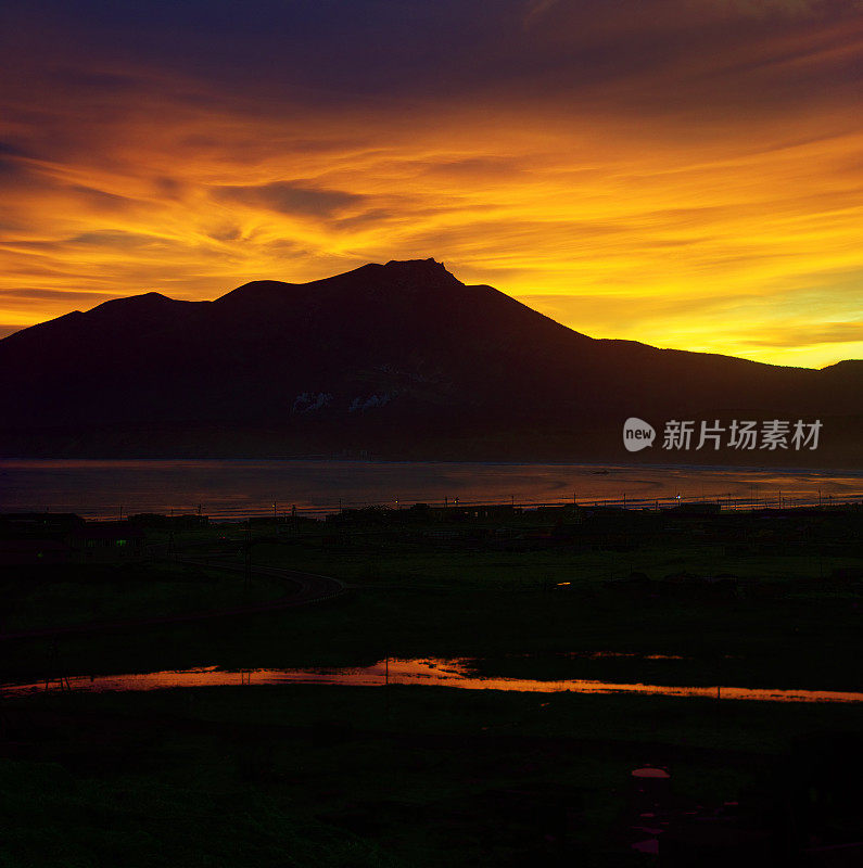 夕阳山海湾