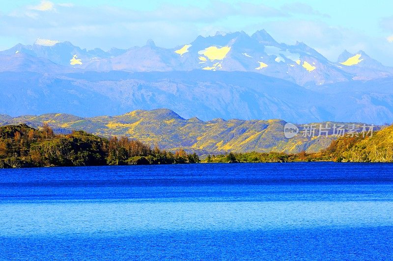 佩霍蓝湖日出-托雷斯·德尔·潘宁山丘，巴塔哥尼亚