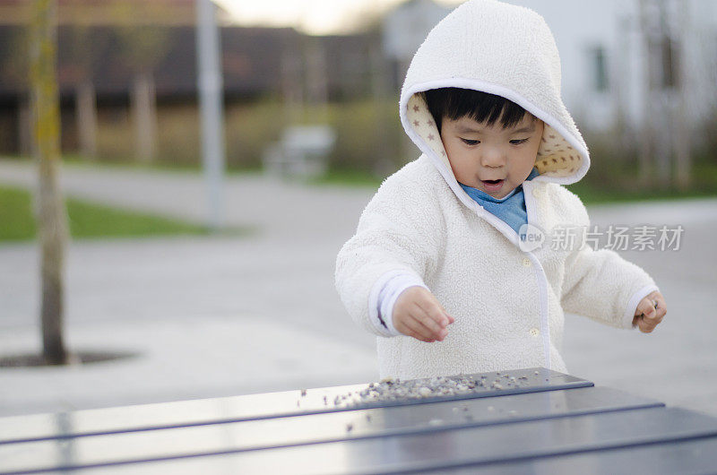 亚洲幼童在户外玩耍