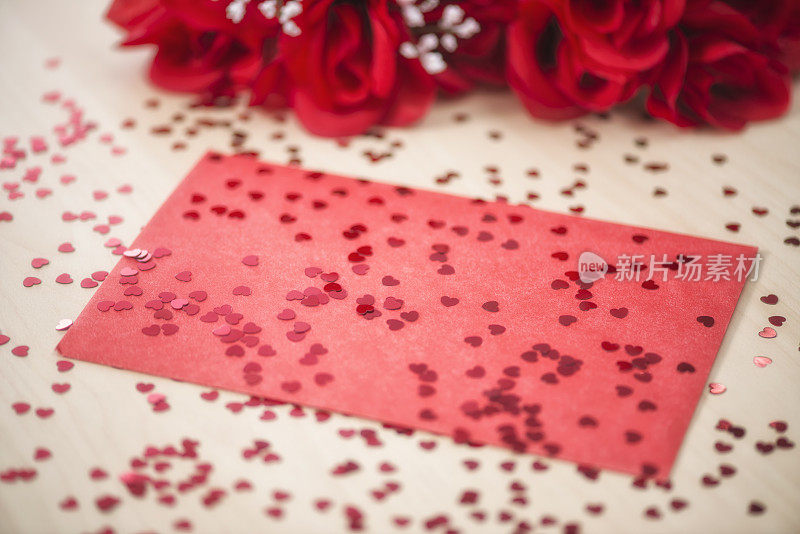 情人节卡片，心形的纸屑和红玫瑰