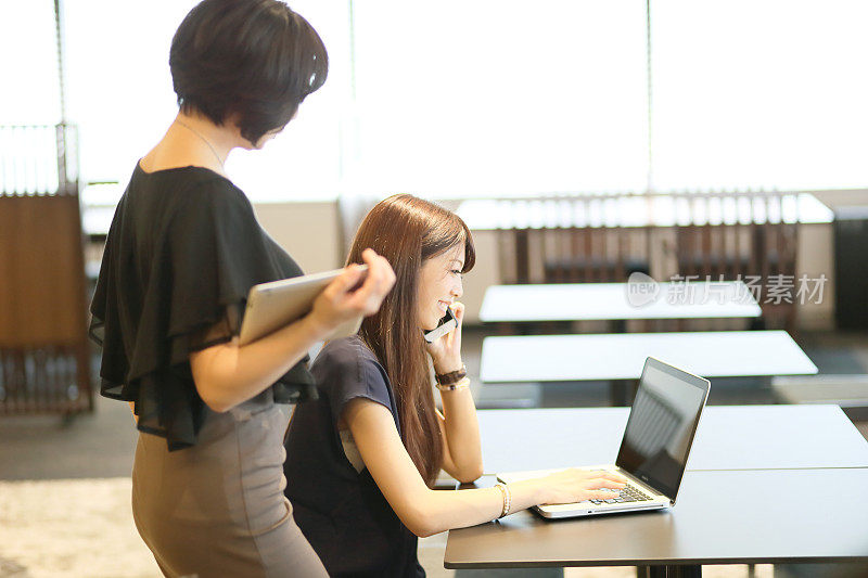 在办公室工作的日本女企业家