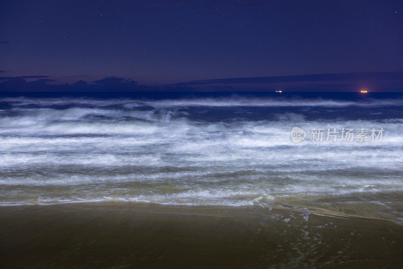 夜晚的大海