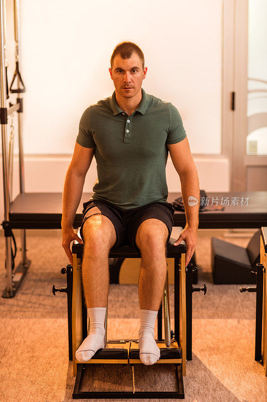 运动员在健身俱乐部的普拉提稳定椅上锻炼。
