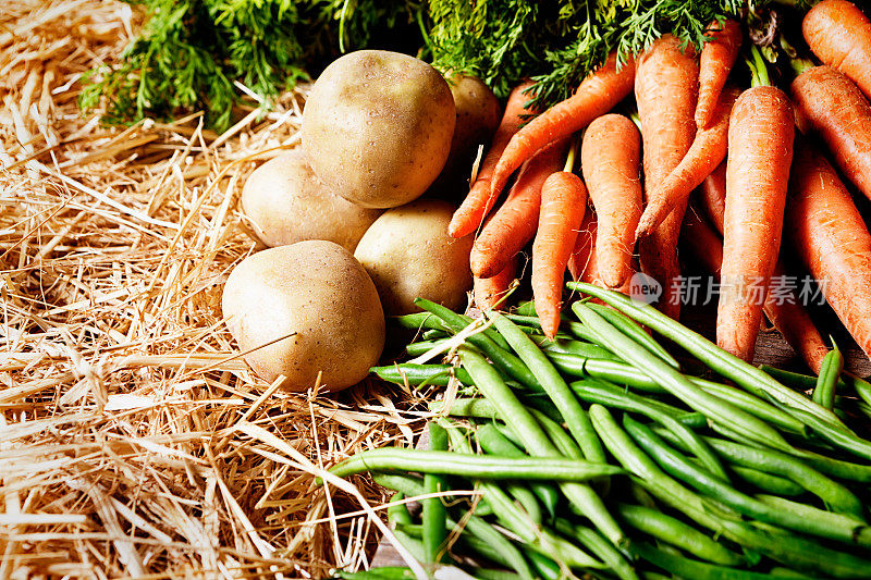 市场上的胡萝卜、青豆和稻草土豆