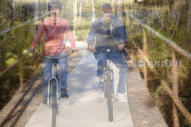 多重曝光。活跃的老年夫妇在户外骑自行车。大自然。桥。