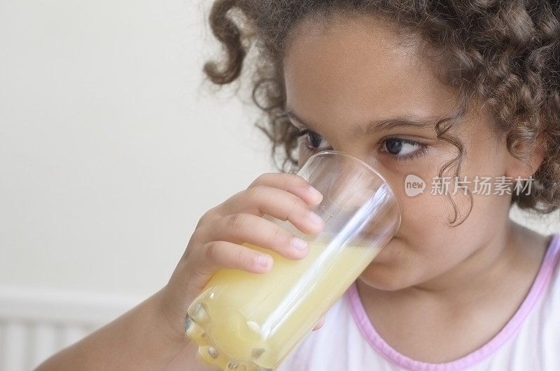 小女孩(7-8)早餐喝橙汁