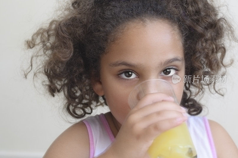小女孩(7-8)早餐喝橙汁
