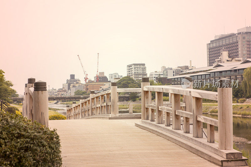 日本京都加茂河上的木桥
