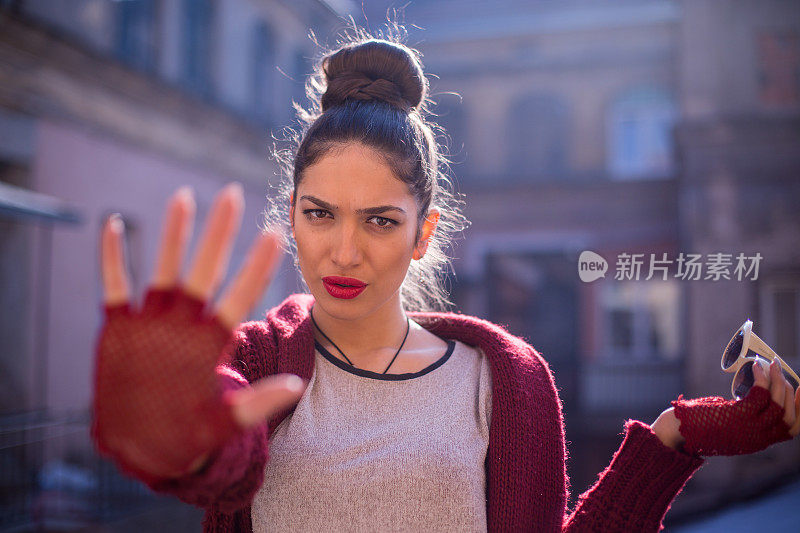 年轻复古风格的女人享受这一天