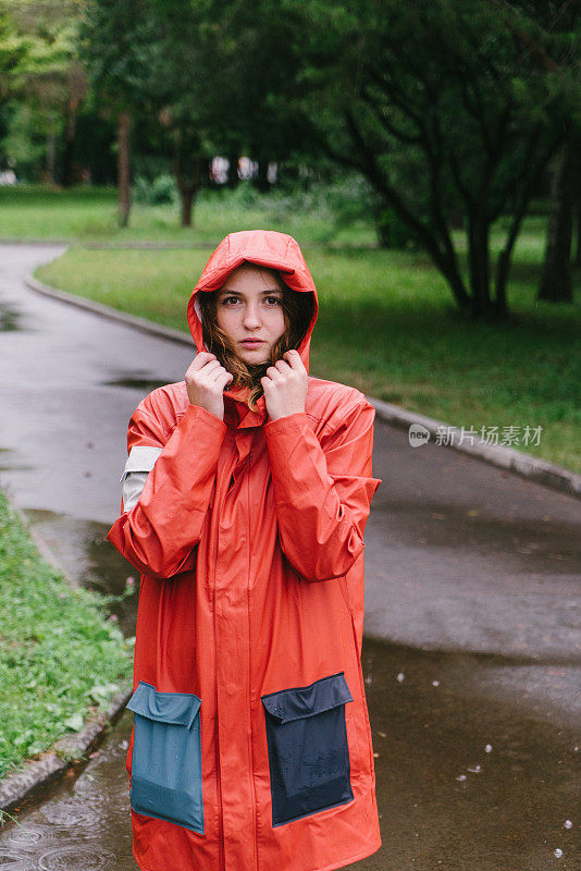 雨中穿着雨衣的女人