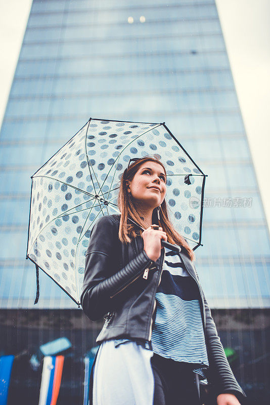 走在雨中