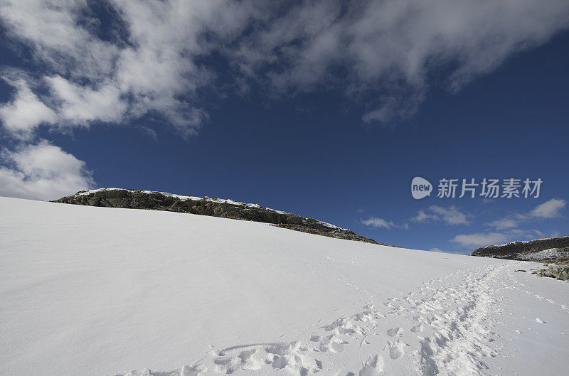 约敦海门山初雪中的脚印