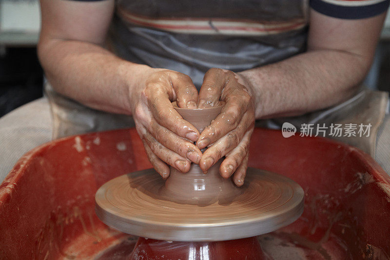 陶工在他的作坊里制作陶器