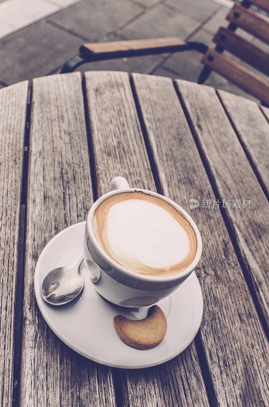 卡布奇诺咖啡杯顶视图在木桌背景，意大利