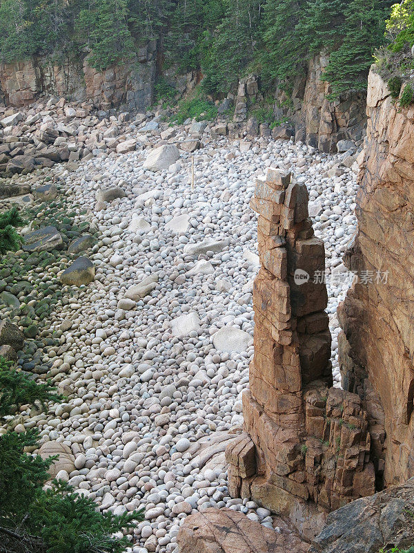 风景如画的缅因州阿卡迪亚国家公园纪念碑湾海岸岩层