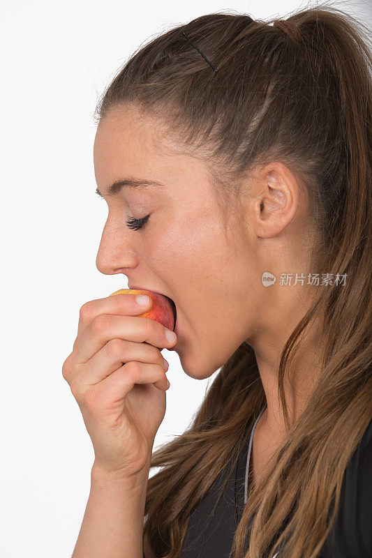女人在咬苹果