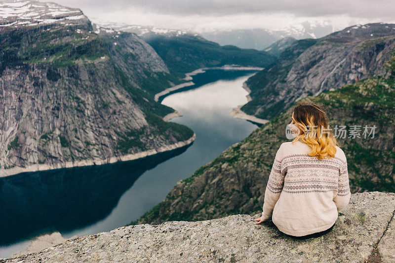 女人Trolltunga