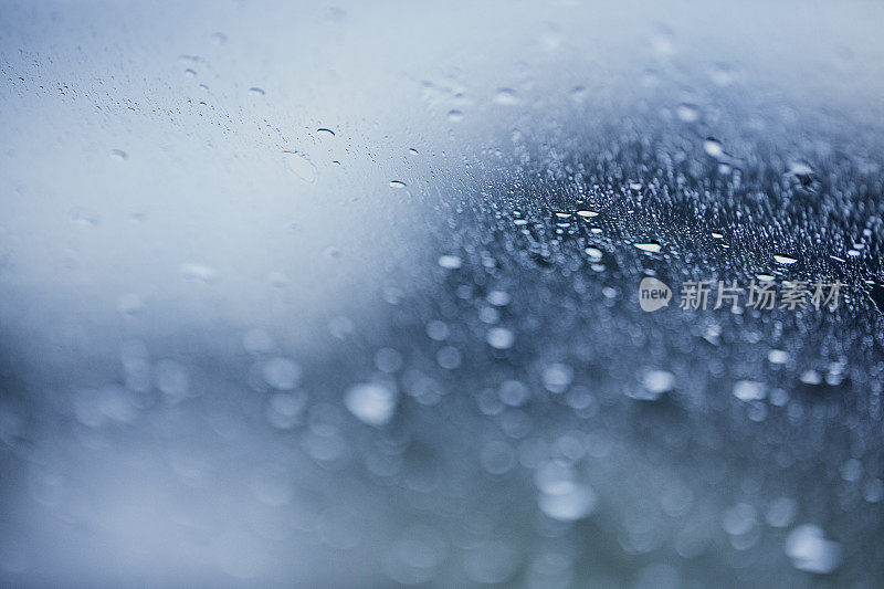 雨的背景如同透过车窗的一辆汽车在运动。