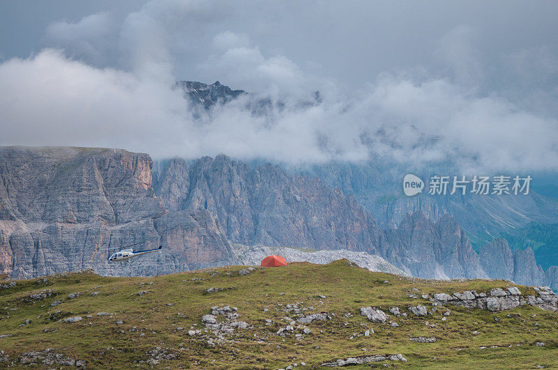 紧急山地救援直升机徒步旅行者