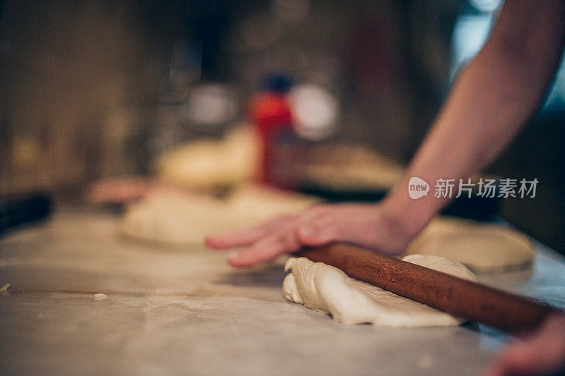 女人在厨房里做披萨的漂亮特写