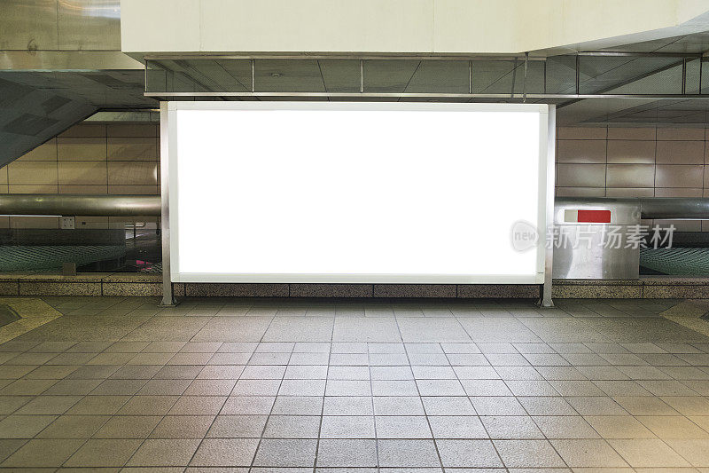 城市建筑的空白广告牌，在地铁站拍摄的