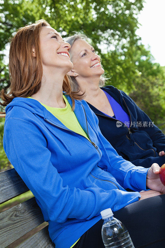 几代同堂的朋友一起在公园长椅上享受健康时光