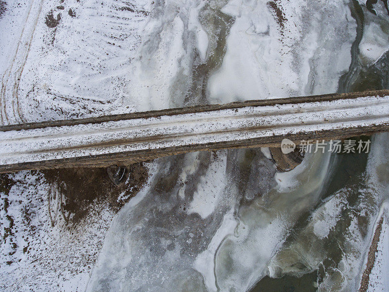 冬天的风景。俯瞰这座古老的石桥