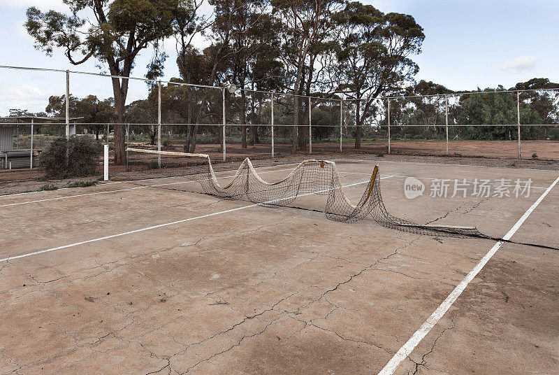 跑到澳大利亚内陆的网球场。