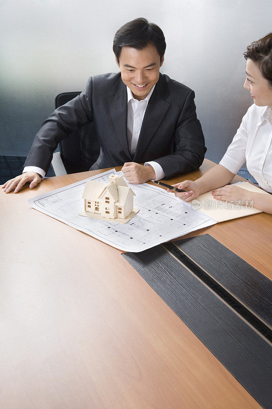 商务伙伴和建筑模型