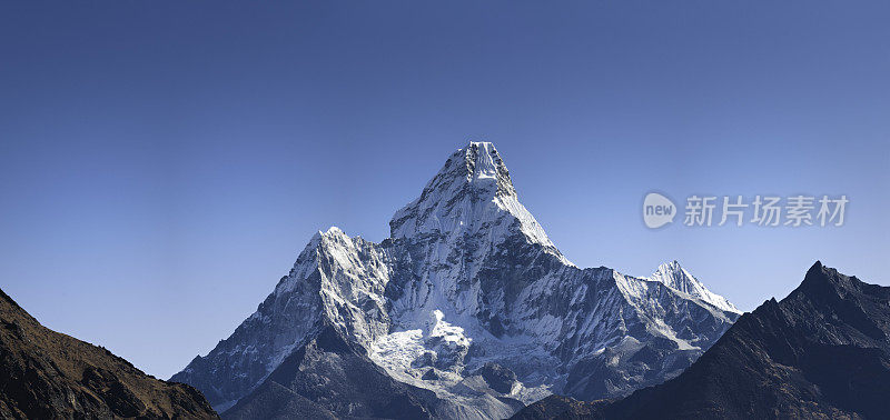 完美的白色山峰，引人注目的雪峰，全景喜马拉雅山尼泊尔