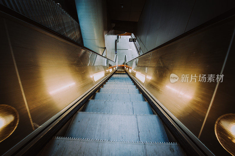地铁车站自动扶梯低角度视图