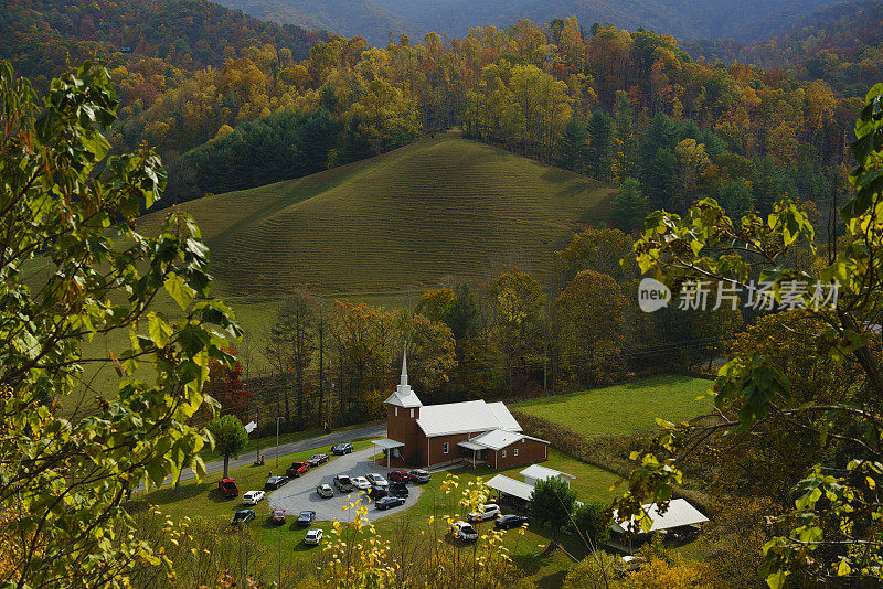 美国田纳西州山间山谷中的乡村小教堂秋天的美景。