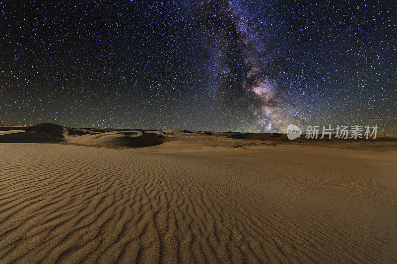 星空下的戈壁沙漠。