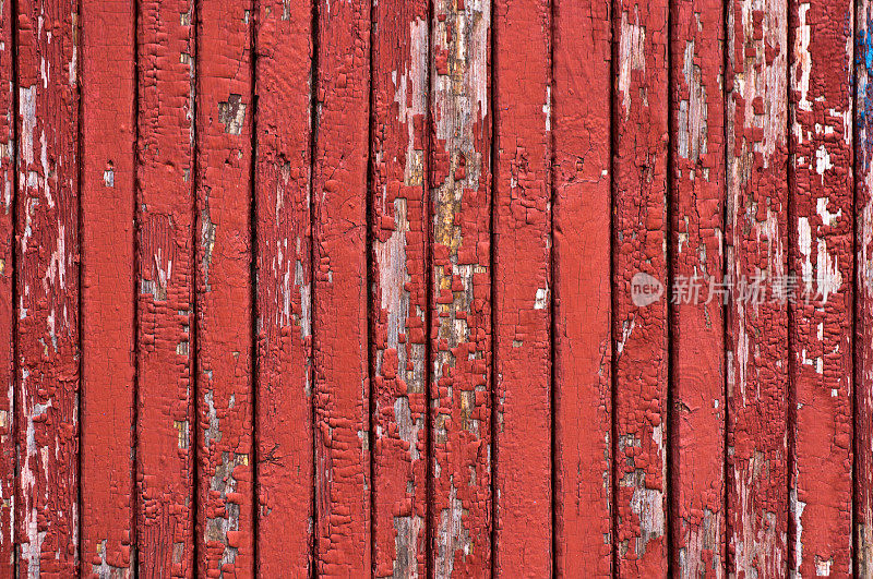 木板，漆成红色的木板。油漆正在剥落。垂直
