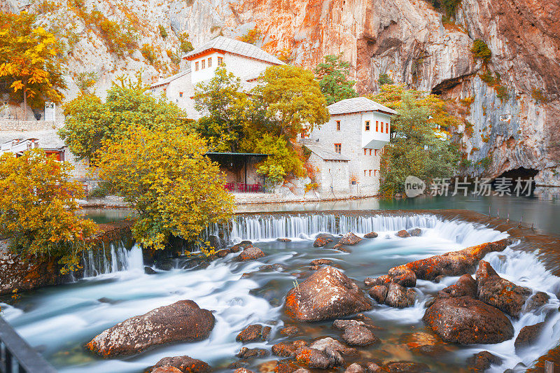 一个阳光明媚的夏日，波斯尼亚和黑塞哥维那的布拉加伊，布纳泉的苦行僧屋，附近有一个小瀑布和一个洞穴