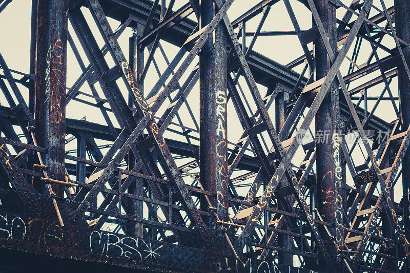 生锈的旧钢桥结构-生锈的钢梁
