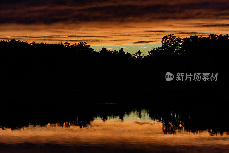 美丽的日落在密歇根湖