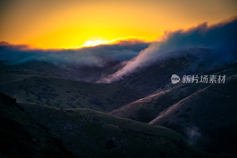 蝎子峡谷的雾卷在日落，圣克鲁斯岛，加利福尼亚州