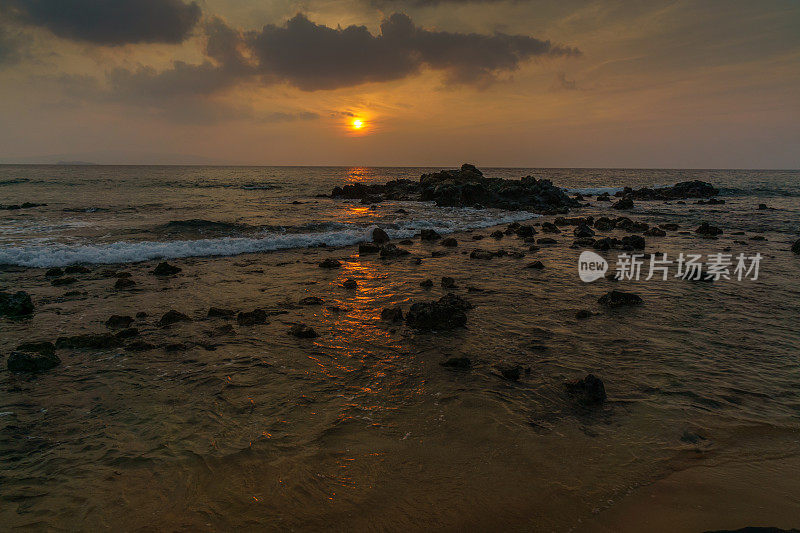 日落时分的毛伊岛海滩和大海