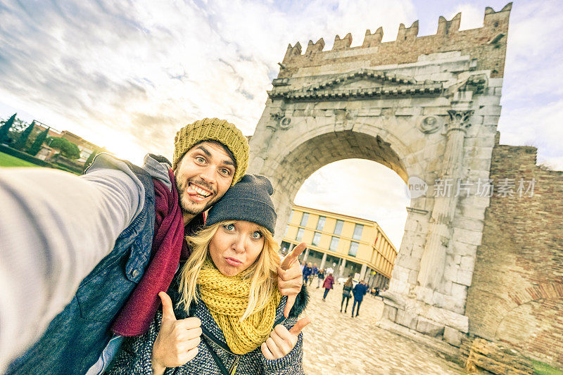 快乐的潮人夫妇自拍在欧洲城市旅行的冬季衣服-有趣的概念与另类时尚世界旅行者-英俊的男友与白人女友-温暖的下午滤镜