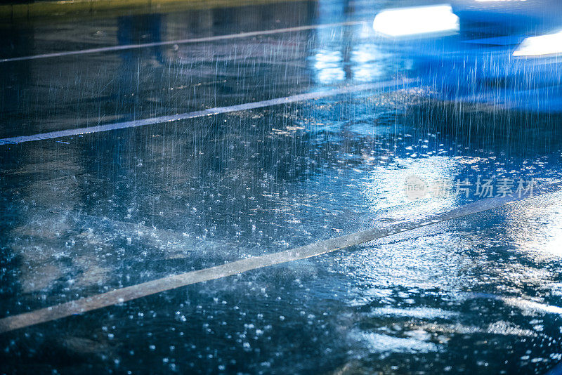 汽车在雨中驾驶在潮湿的道路上带着前灯