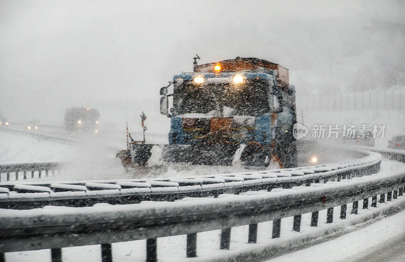 扫雪机清理积雪的公路