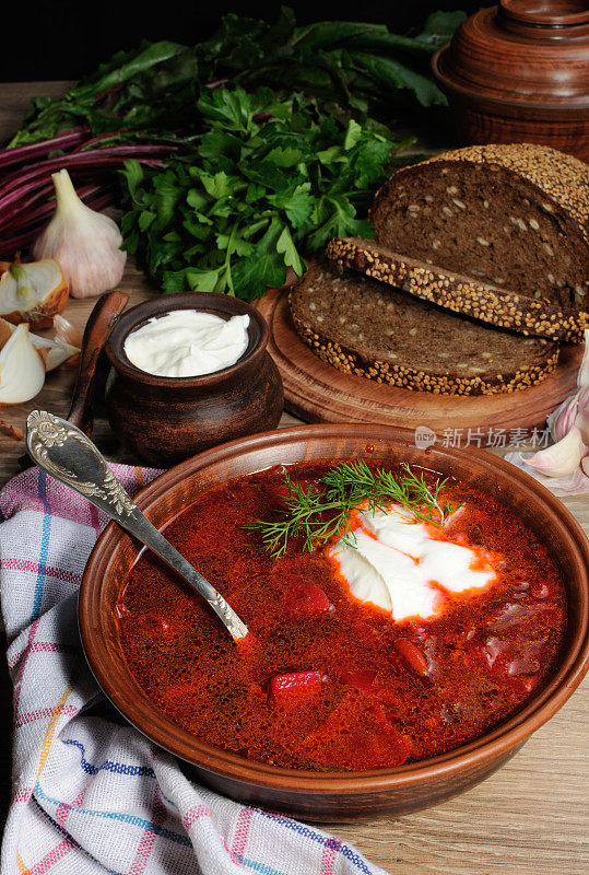罗宋汤——蔬菜甜菜根汤，配上黑麦面包片、酸奶油面筋、大蒜和香草。