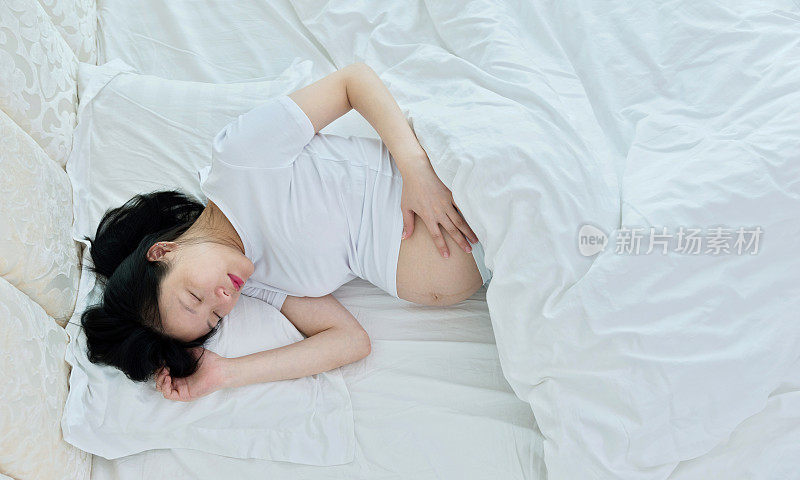 躺在床上的孕妇