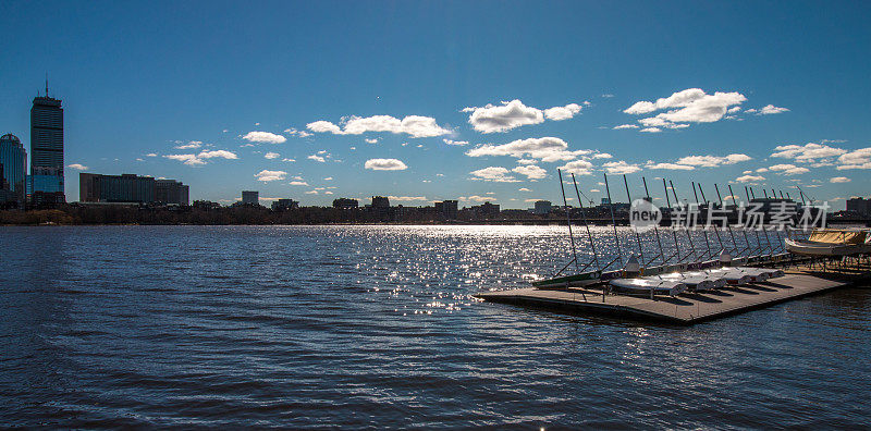 波士顿的天际线前景是一个船坞