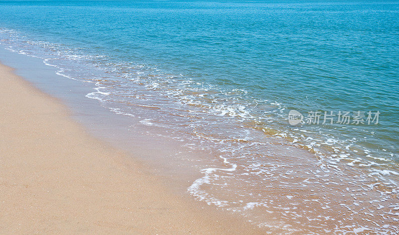 柔软的海滩和蓝色的海洋