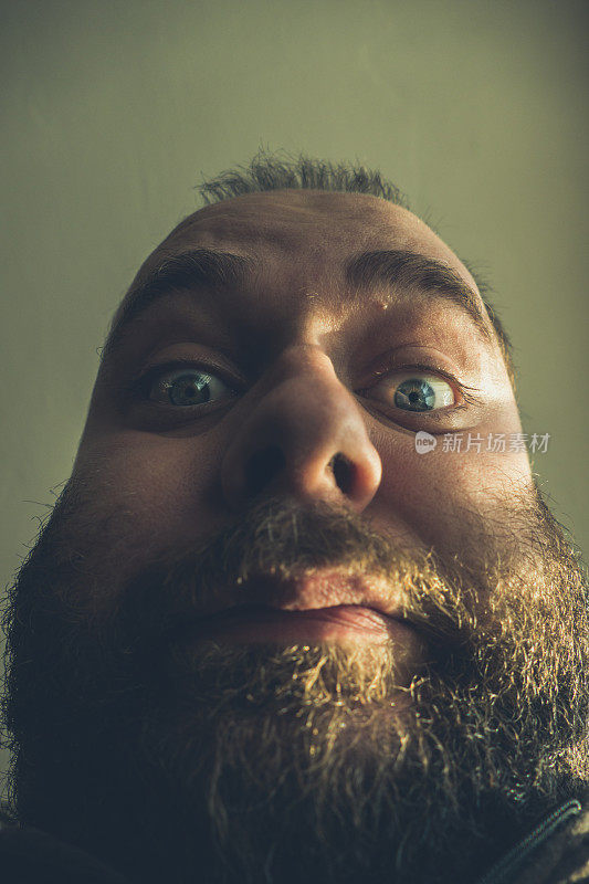 疯狂的胖胡子男人的特写肖像