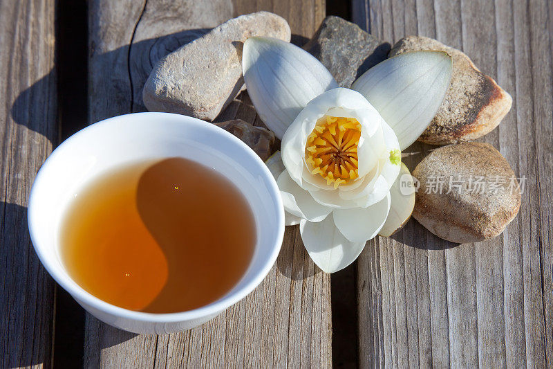 杯中的茶以阴阳的形式与睡莲作象征。