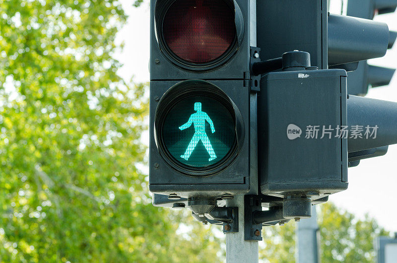 人行横道上的绿色交通灯给行人